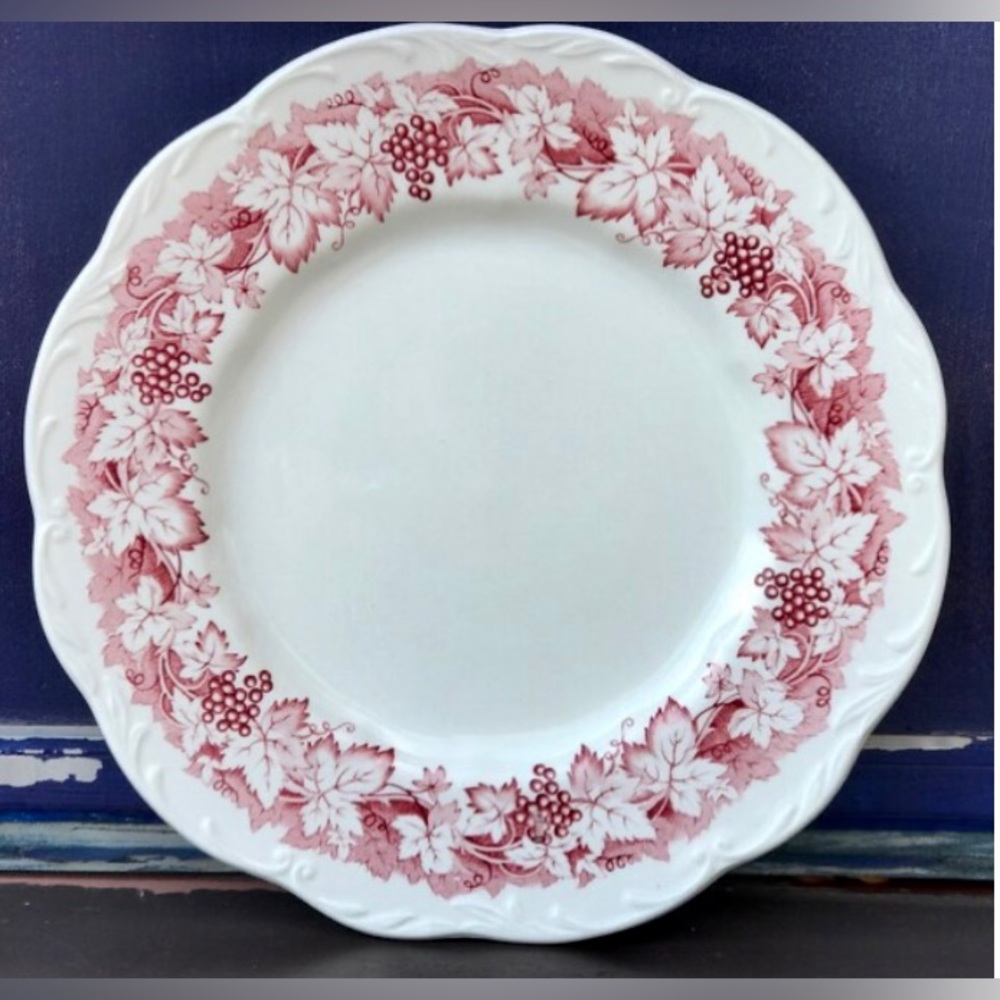 Vintage Sterling J & G Meakin England VINE Hand Engraving Scalloped Dinner Plate